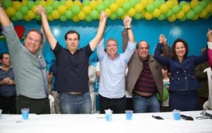 Ao centro, o Prefeito de Araruama, Miguel Jeovani (PMDB), recebe o apoio da esposa, a Deputada Estadual Márcia Jeovani (DEM) e o Presidente da Câmara Federal, Rodrigo Maia (DEM), que está à direita do prefeito. (Foto: Marcelo Figueiredo)